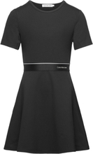 Punto Logo Tape Ss Dress Dresses & Skirts Dresses Casual Dresses Short-sleeved Casual Dresses Black Calvin Klein