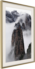 Inramad Poster / Tavla - Clouds Pierced by Mountain Peaks - 20x30 Guldram med passepartout