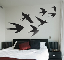 Vliegende zwaluwen muurzelfklevende sticker
