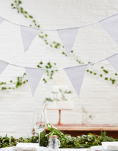 Hvitt Stoffbanner med Vimpler 5 meter - Botanisk Bryllup