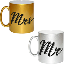 Mrs and Mr bruiloft / bruidspaar cadeau koffiemok / theebeker goud en zilver 330 ml