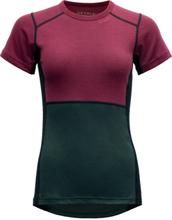 Devold Women's Lauparen Merino 190 T-Shirt BEETROOT/WOODS/INK Kortermede trøyer XS