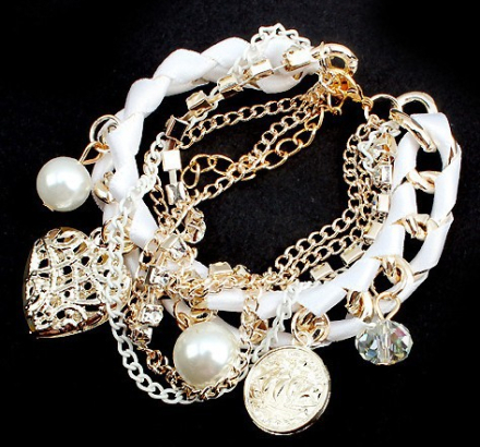 Armband med kristaller, pärlor, medaljonger och kedjor i olika utföranden -Vit