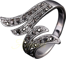 Ring "Angel Wings" med svarta pärlor i retrostil samt platinumplätering