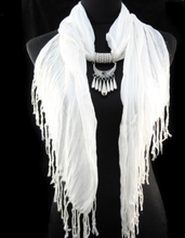 Bomullsscarf i moderiktig modell med "hänge" -Vit