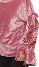 NA-KD Fashion x THERESE LINDGREN Blusen-Shirt coole Damen Samt-Bluse mit Öffnungen am Arm Pink