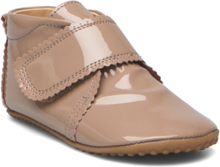 Beginners™ Velcro Scallops Shoes Pre-walkers - Beginner Shoes Beige Pom Pom