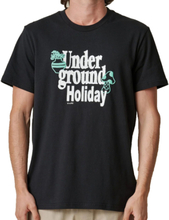 GLOBE Underground Holiday Herren Baumwoll-Shirt nachhaltiges Rundhals-Shirt mit Schriftzug GB02241003 BLK Schwarz