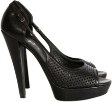 Pre-owned perforated leather pump