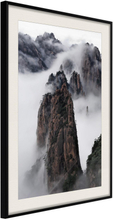 Inramad Poster / Tavla - Clouds Pierced by Mountain Peaks - 20x30 Svart ram med passepartout
