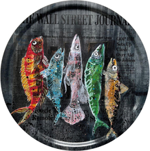 Lisa Törner Art - Bordbrikke Rund Biggest Fish of Wall street 38 cm svart