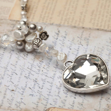 Pearls for Girls. Halsband med pärlor, silverdetaljer och slipat glashjärta, längd 48 cm