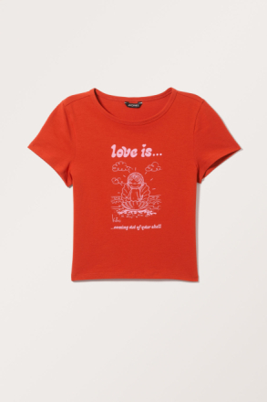 Monki × Love is… Cropped Printed T-shirt - Red