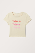 Monki × Love is.Croppad t-shirt med tryck