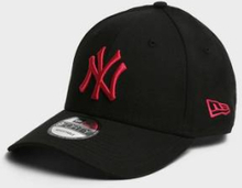 New Era Caps fra New Era med brodert logo foran. Capsen har buet brem. Spenne bak gjør at du kan justere passformen. Svart