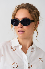 Gina Tricot - Oval sunglasses - solglasögon - Black - ONESIZE - Female