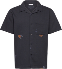 Box Fit Short Sleeve Shirt With Emb Tops Shirts Short-sleeved Blue Knowledge Cotton Apparel
