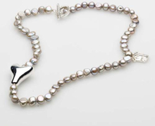 Pearls for Girls. Halsband med pärlor och silverdetaljer, längd 80 cm