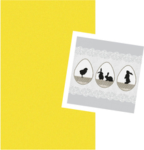 Pasen tafeldecoratie set geel tafelkleed en 20x paas thema servetten met paas decoraties