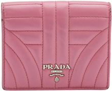 Pre-eide Prada Pink Quilted Leather Logo Purlellished Bifold Wallet