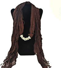 Bomullsscarf i moderiktig modell med "hänge" -Brun