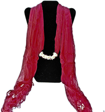 Bomullsscarf i moderiktig modell med "hänge" -Röd