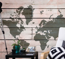 Fotobehang wereldkaart op maat Houten plank gekleurd